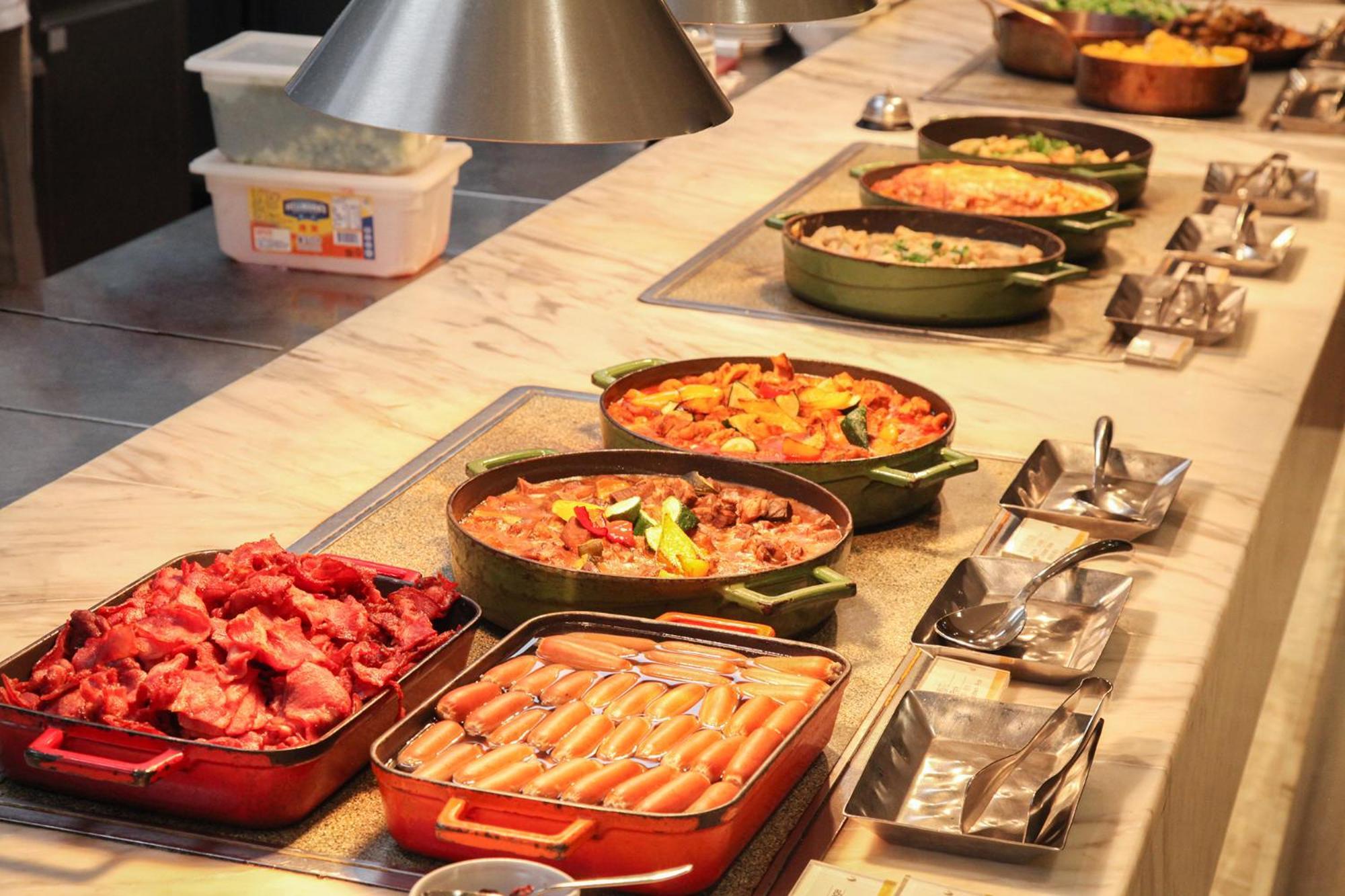 코트야드 바이 메리어트 타이베이 호텔 외부 사진 A buffet