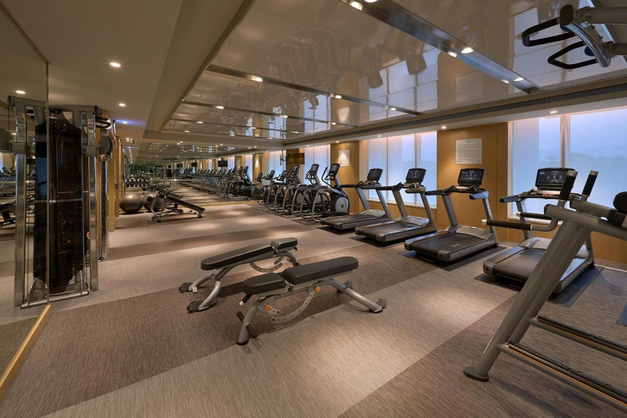 코트야드 바이 메리어트 타이베이 호텔 외부 사진 The gym at the Ritz-Carlton, Hong Kong